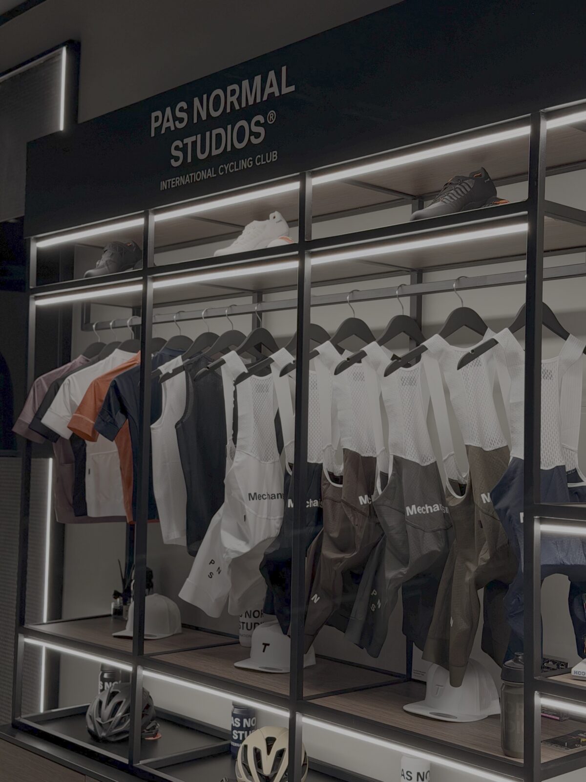 Pas Normal Studios rack